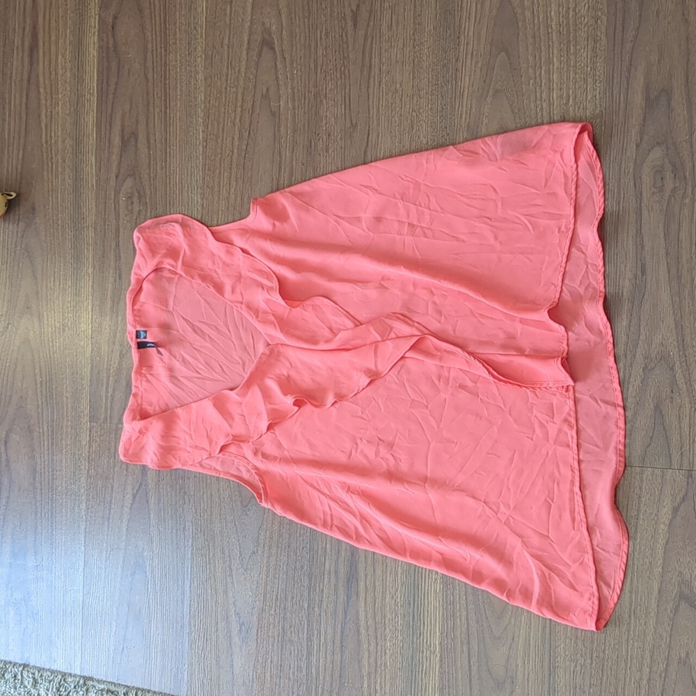 Coral ruffle vneck tank / Amanda green / M